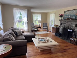 living room; 32" tv
