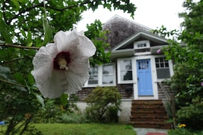 52 Glendon Entry