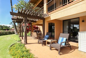 Large Sunny Lanai Facing the Ocean