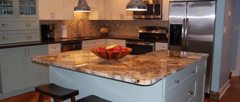 BEAUTIFUL NEW KITCHEN WITH GRANITE & QUARTZ COUNTER TOPS