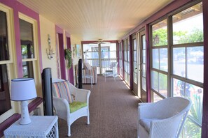 Front porch will host up to 8 with additional seats available!