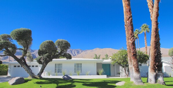 Mid-Century Modern style in an amazing setting!