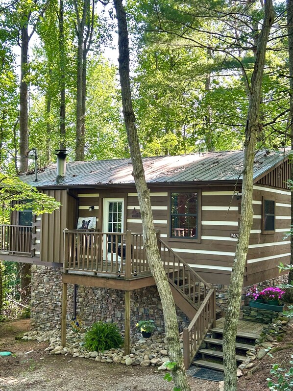 Peaceful Treehouse cabin.