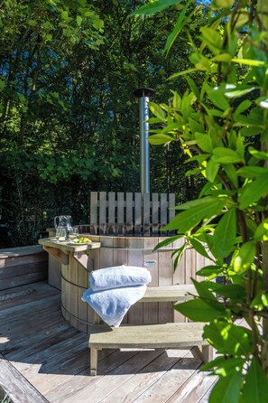 Outdoor spa tub