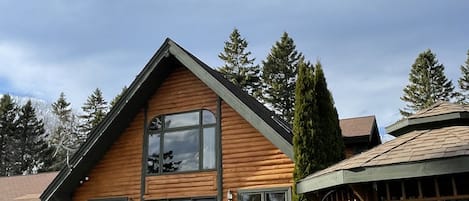 Large deck & gazebo to enjoy a meal, morning coffee or star gazing at night. 