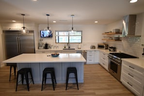 beautiful updated kitchen with everything you need 