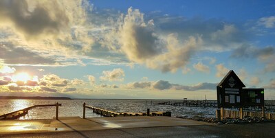 Waterfront, HS WiFi, Pet Friendly, Kayak, Beach Chairs, Bikes~Gorgeous Sunsets! 