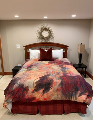 Master Bedroom (Queen)
