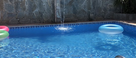 PISCINA com água filtrada saindo pela Cascata, iluminação de LED.