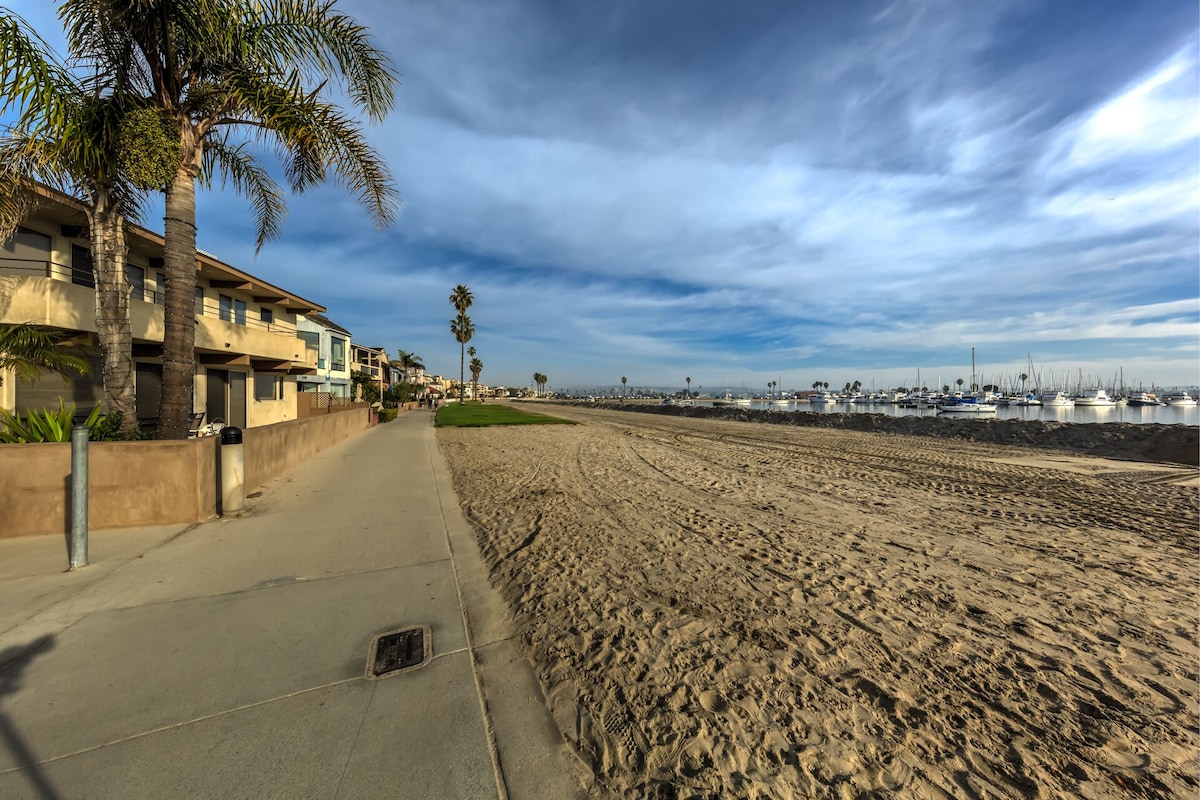 Beautiful Condo garage & patio close to beach & bay SUPER HOST