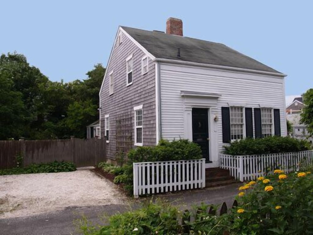 In-town 1850's Warm and Private Nantucket Half-Cape; Easy Walk to ...