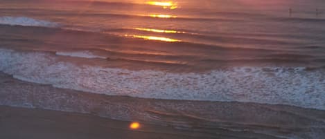 VISTA DA PRAIA AO AMANHECER.