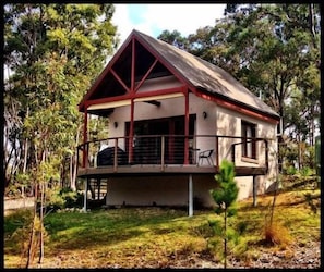 Your cosy cabin in bush setting with fabulous bush/bay views