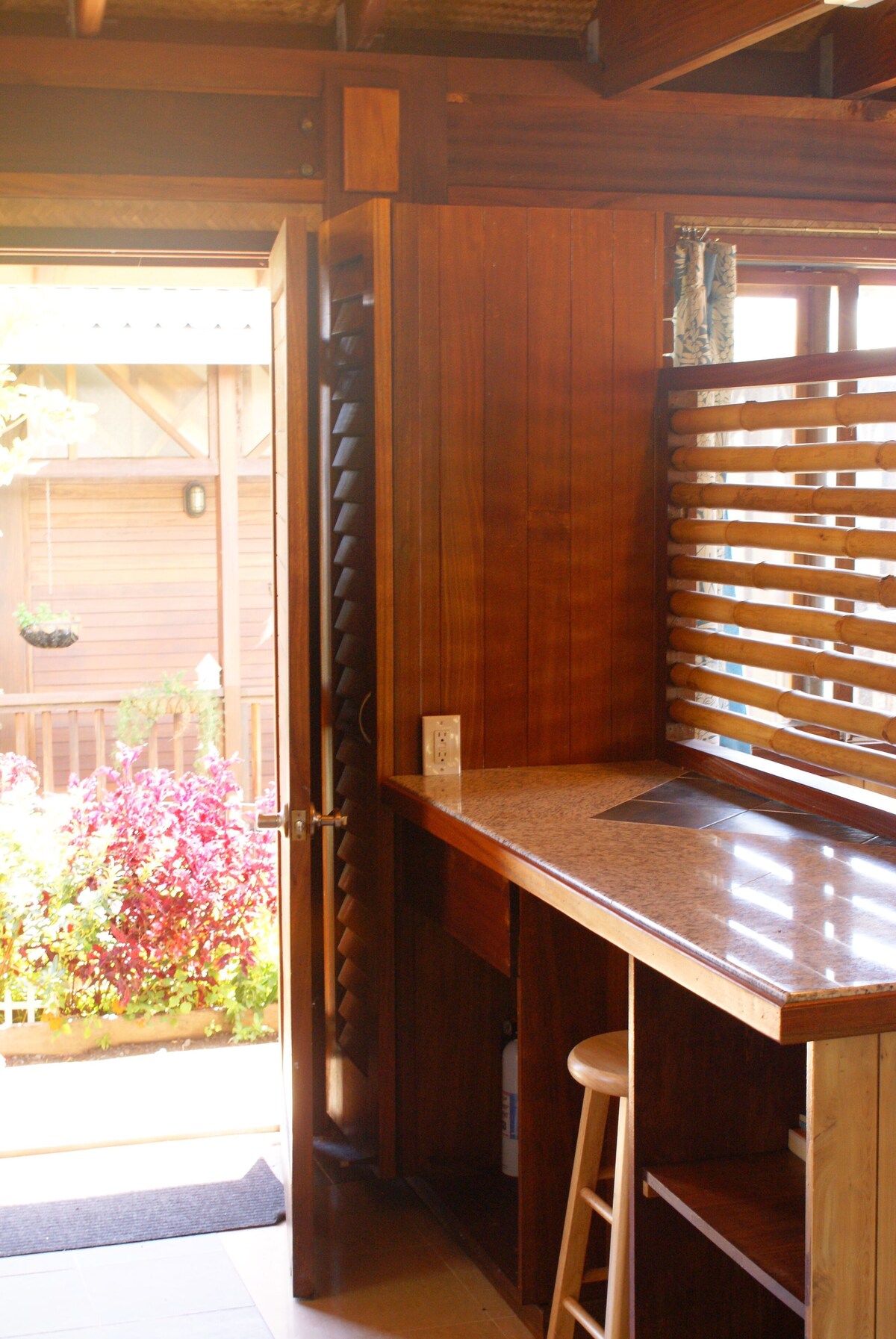 Lovely garden cottage, Hamakua waterfall district, 100% solar