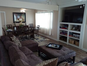 living room/dining area