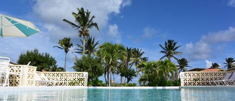 Island Paradise swimming pool