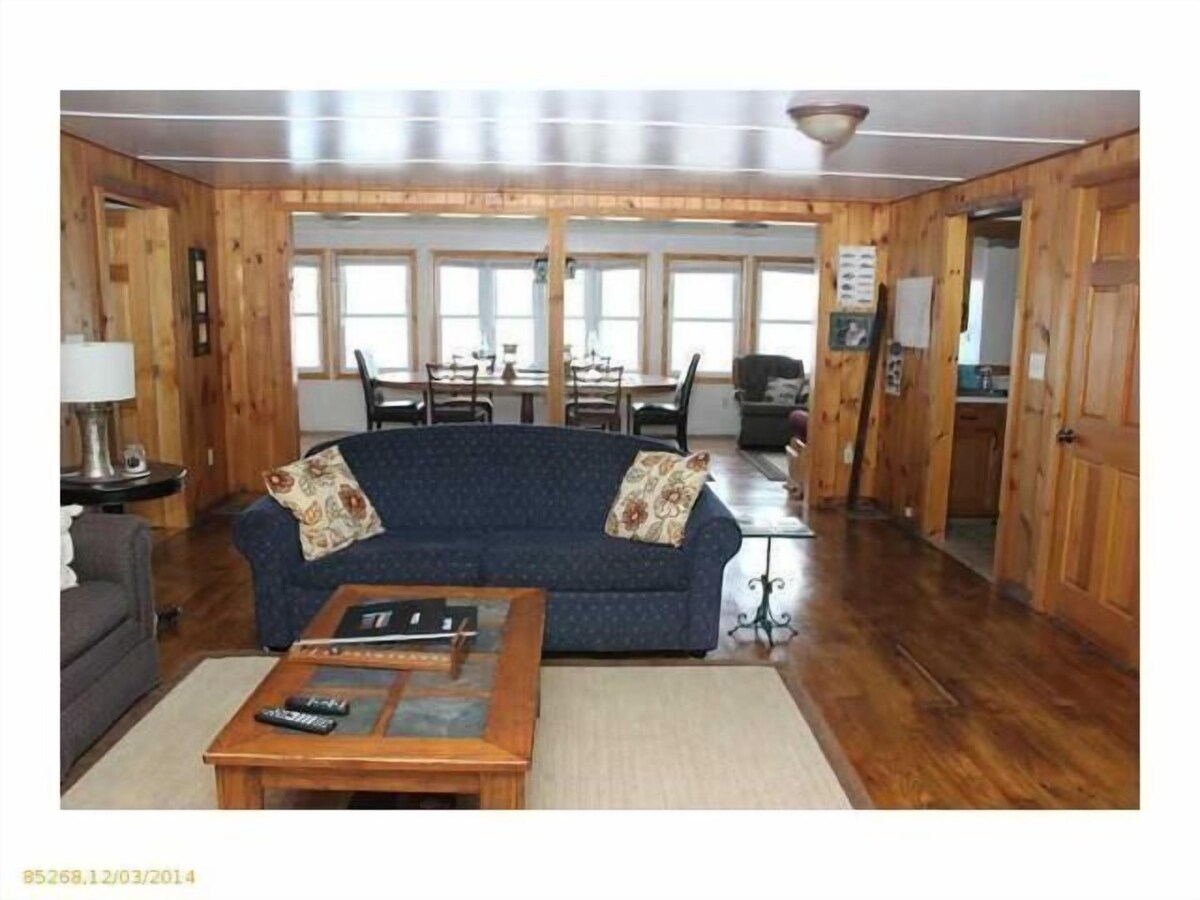 Charming Lovewell Pond Lakehouse:Beach,Open Layout, AC/Wash/Dryer/WIFI/Cable