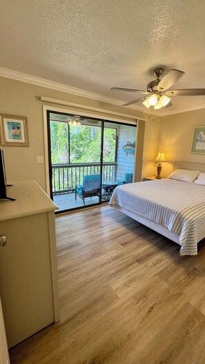 Queen bed with screened in balcony