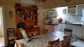 Well equipped kitchen & dining room