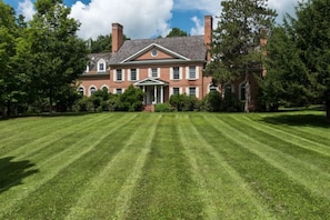 10 acre front lawn...so much privacy!