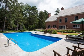 Large in-ground pool for summer fun! Complete privacy!