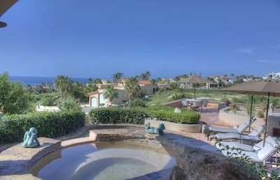 A sólo pasos de la playa, The Perfect Cabo Villa le espera.