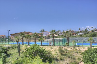 A sólo pasos de la playa, The Perfect Cabo Villa le espera.