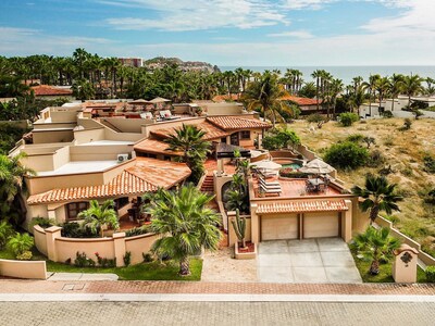 A sólo pasos de la playa, The Perfect Cabo Villa le espera.