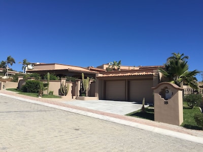 A sólo pasos de la playa, The Perfect Cabo Villa le espera.