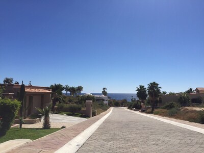 A sólo pasos de la playa, The Perfect Cabo Villa le espera.