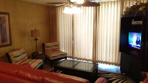 Living room with 39” TV, DVD player and wifi.
