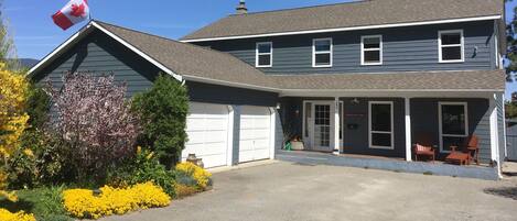 Your home away from home! Large garage - storage room for your bikes and toys. 