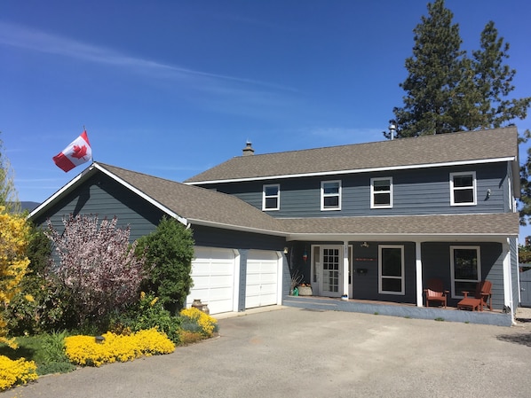 Your home away from home! Large garage - storage room for your bikes and toys. 