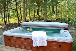 Outdoor spa tub