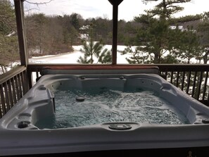 Hot tub overlooking lake - OPEN YEAR ROUND!