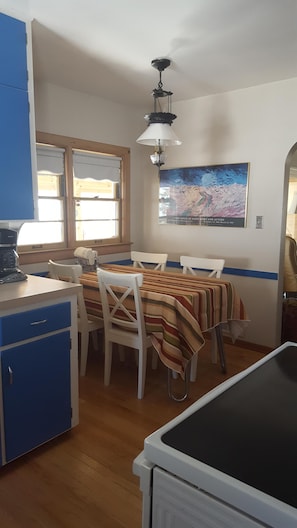 Inside seating for 4, 8 additional seats on sun porch.