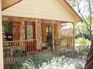 Blanco River Water Front, Family & Pet Friendly, Free WIFI & super clean!