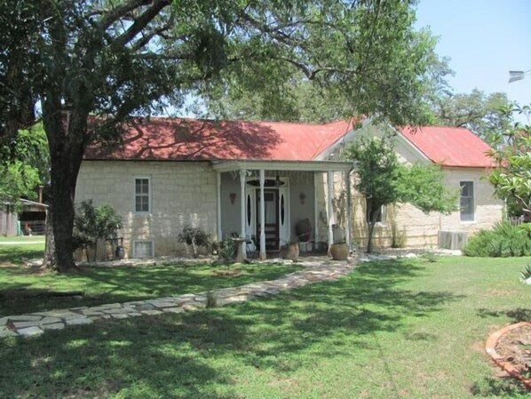 Artist owned, charming early Fredericksburg limestone home 