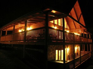 Gatlinburg Getaway - Over 130 Feet of Decking with Amazing Mountain Views