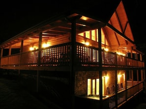 Gatlinburg Getaway - Over 130 Feet of Decking with Amazing Mountain Views