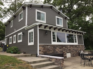 Lake Side - Air Conditioning, 3 bedrooms, I with sink.