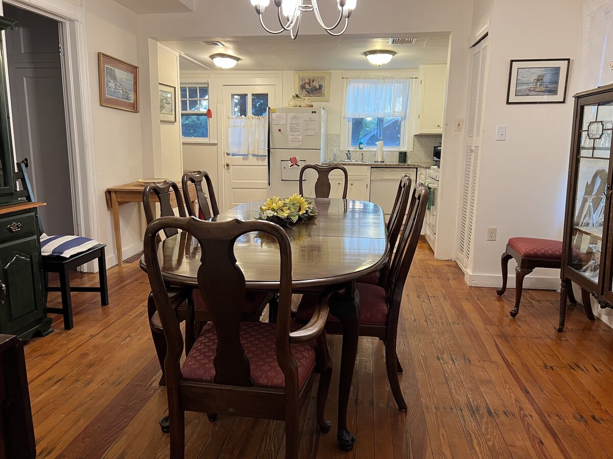 Central Heat & Air Conditioned Rental, Walk to Beach, Sleeps 8-10