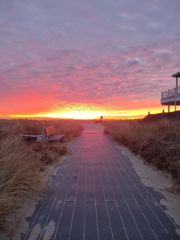 5 minute walk from the unit to the beach