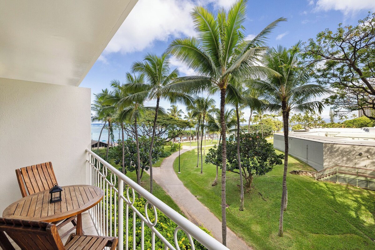 Luxury Waikiki beachfront for 2. Waikiki Shore!