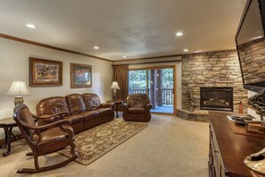 Socialize, read, watch HDTV, wireless internet and enjoy the mountain views!! 