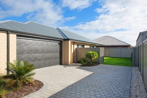 21A Fairbairn Rd 14 (3)