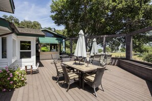 Outdoor Kitchen / Deck