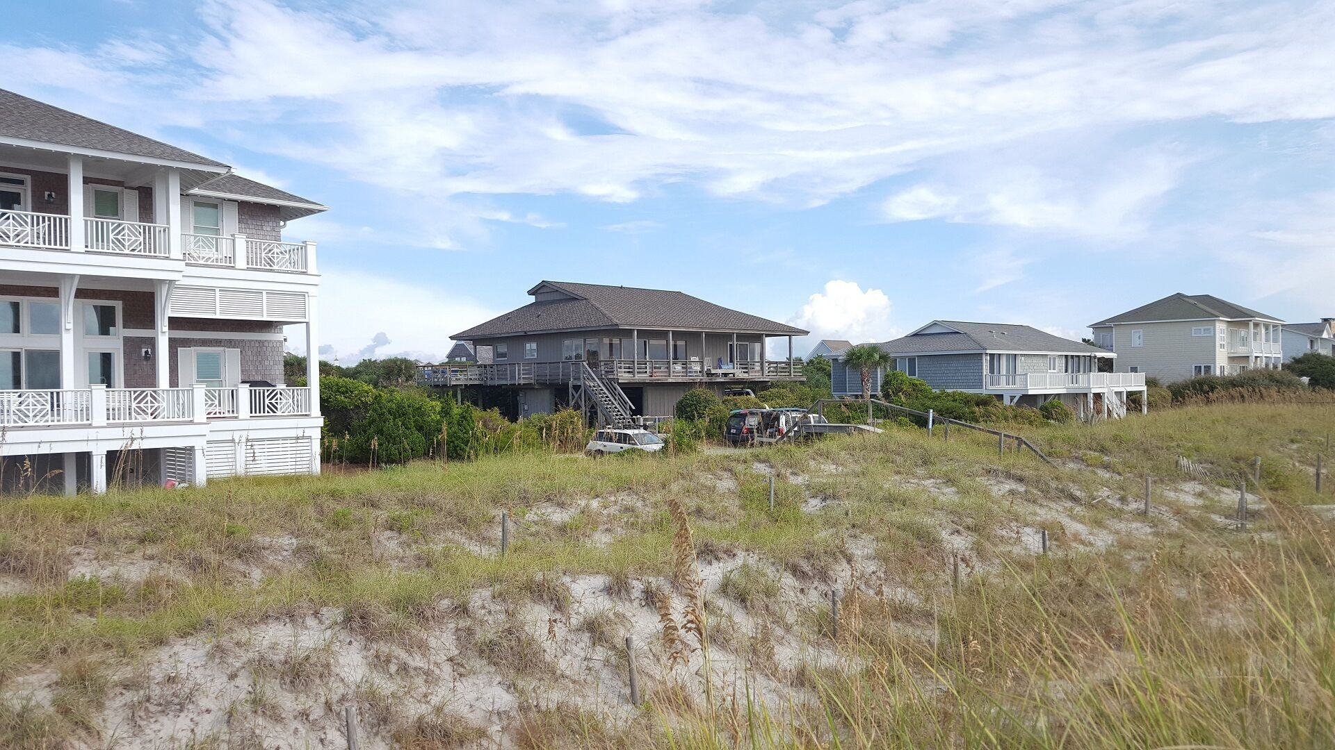 Sandy Paws Cozy Beach House and direct ocean front on Figure