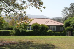 Mansfield Cottage, a traditional  bedroom farmhouse sleeping 1 to 7 Guests