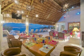 Outdoor living / dining area